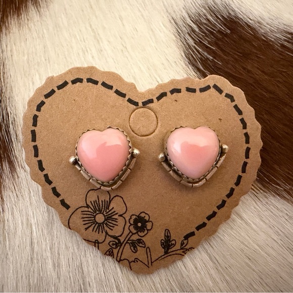 Southwest Jewelry - ❤️ Queen Pink Conch Navajo Style Heart Stud Earrings Matte Brushed Sterling 3.9G